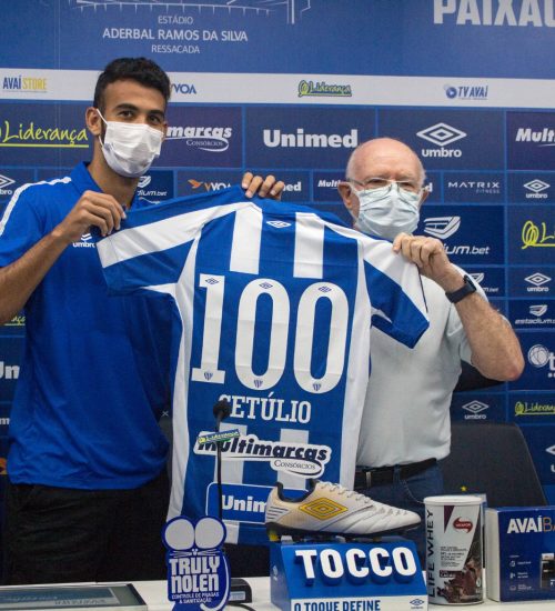 Foto: avaí faz homenagem para três jogadores que completaram 100 jogos