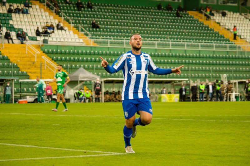 Giovanni comemora o gol do Avaí – Foto: André Palma Ribeiro/Avaí F.C