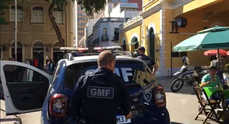 Homem é preso após suspeita de assaltar loja no Centro de Florianópolis – Foto: GMF/Prefeitura de Florianópolis