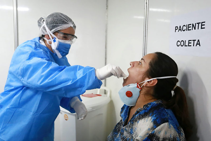 Enfermeira realiza testa da Covid-19