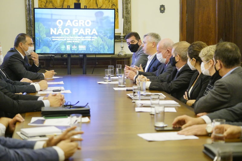 Governador de Santa Catarina se reuniu com deputados da bancada do Oeste catarinense para tratar sobre investimentos para amenizar a situação da seca &#8211; Foto: Peterson Paul/Secom/Divulgação ND