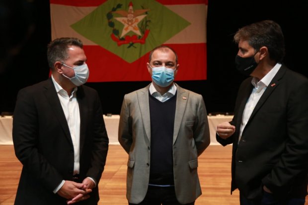 Governador Mois&eacute;s, Secret&aacute;rios de Educa&ccedil;&atilde;o, Luiz Fernando Cardoso, e Secret&aacute;rio de Sa&uacute;de, Andr&eacute; Motta Ribeiro – Foto: J&uacute;lio Cavalheiro/Secom