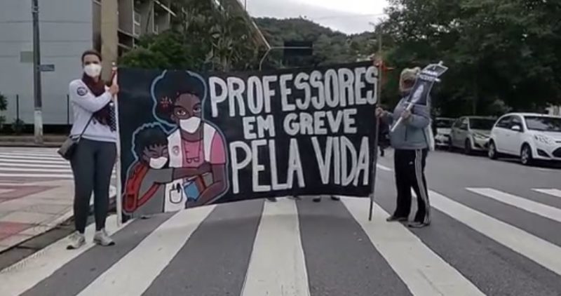 Professores em greve fazem protesto em Florianópolis