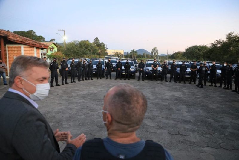 Prefeito Gean Loureiro e o secretário municipal de Segurança Pública, Araújo Gomes, durante a solenidade de abertura da base no Norte da Ilha – PMF/Divulgação/ND