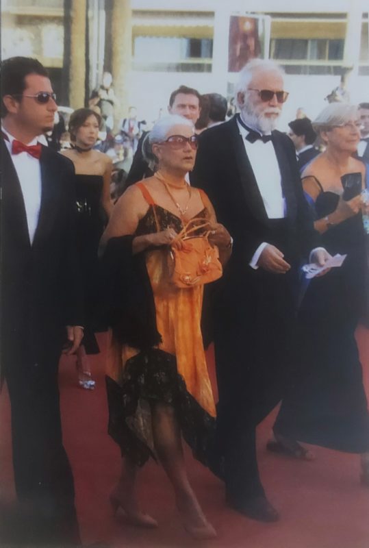 Carmen L&uacute;cia Cruz Lima Gerlach e Gilberto Gerlach com o filho, Gunnar, chegando no 59&deg; Festival de Cannes para assistirem &agrave; pr&eacute;-estreia do filme &ldquo;Volver&rdquo;, de Pedro Almod&oacute;var, em maio de 2006 – Foto: Divulga&ccedil;&atilde;o/ND