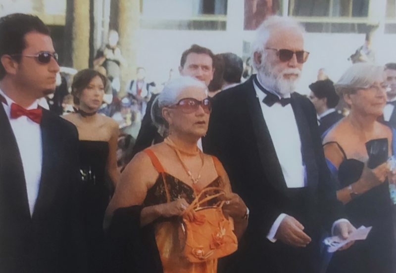 Carmen L&uacute;cia Cruz Lima Gerlach e Gilberto Gerlach com o filho, Gunnar, chegando no 59&deg; Festival de Cannes para assistirem &agrave; pr&eacute;-estreia do filme &ldquo;Volver&rdquo;, de Pedro Almod&oacute;var, em maio de 2006 – Foto: Divulga&ccedil;&atilde;o/ND