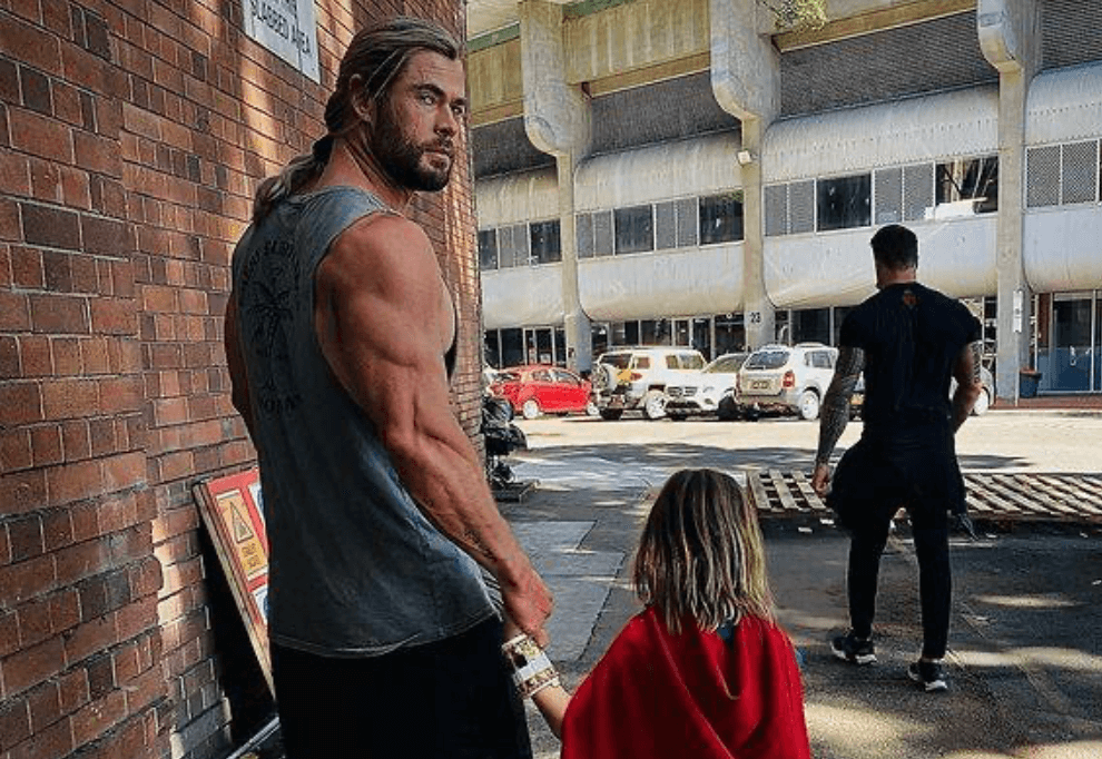 Ator de Thor publica foto com filho, mas fãs se surpreendem com suas pernas  finas