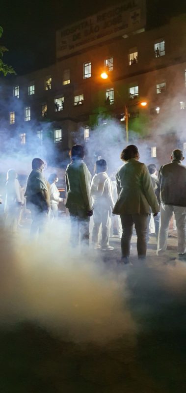 Enfermeiros e t&eacute;cnicos de Enfermagem do Hospital Regional de S&atilde;o Jos&eacute; foram homenageados por um grupo musical nesta quinta-feira (20) – Foto: Divulga&ccedil;&atilde;o/ND