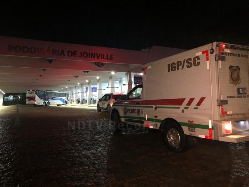 Homic&iacute;dio ocorreu no Terminal Rodovi&aacute;rio de Joinville na madrugada deste s&aacute;bado – Foto: Ricardo Alves/NDTV