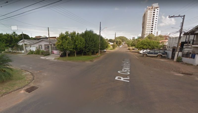 Homem foi morto a tiros na rua Osvaldo Aranha, no bairro Presidente Médici – Foto: Google Street View/Divulgação ND