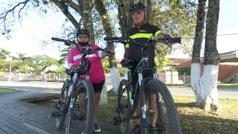 Casal está juntos há 40 anos e, em comum, o amor pela bicicleta que os fez viajar de Balneário Barra do Sul a Gaspar – Foto: Gladionor Ramos/NDTV