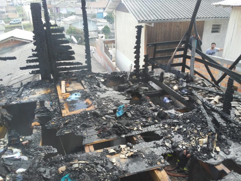 Fogo em travesseiro pode ter iniciado incêndio que matou 3 crianças em Lages