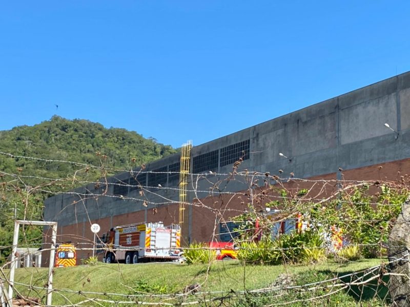 Inc&ecirc;ndio em unidade da Cia. Hering em Blumenau – Foto: Mois&eacute;s Stuker/NDTV