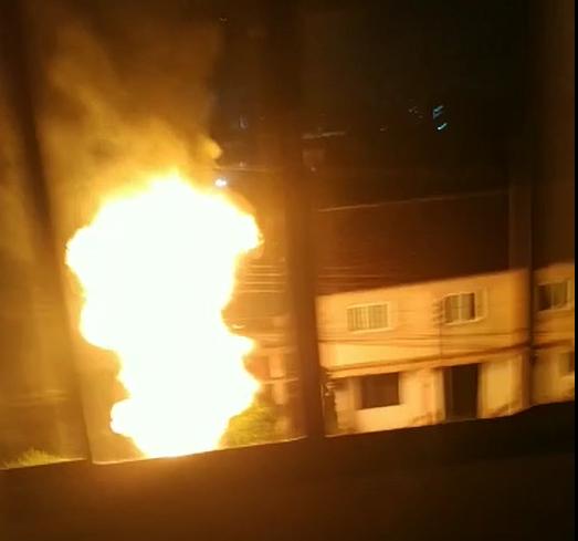 Inc&ecirc;ndio assustou os moradores da regi&atilde;o que filmaram o momento da explos&atilde;o – Foto: Redes Sociais/Reprodu&ccedil;&atilde;o