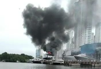 Lancha pega fogo em marina de Balneário Camboriú