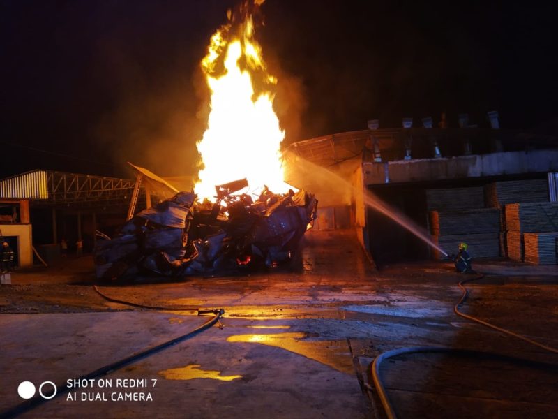 Combate às chamas durou mais de seis horas – Foto: Corpo de Bombeiros de Navegantes/Divulgação