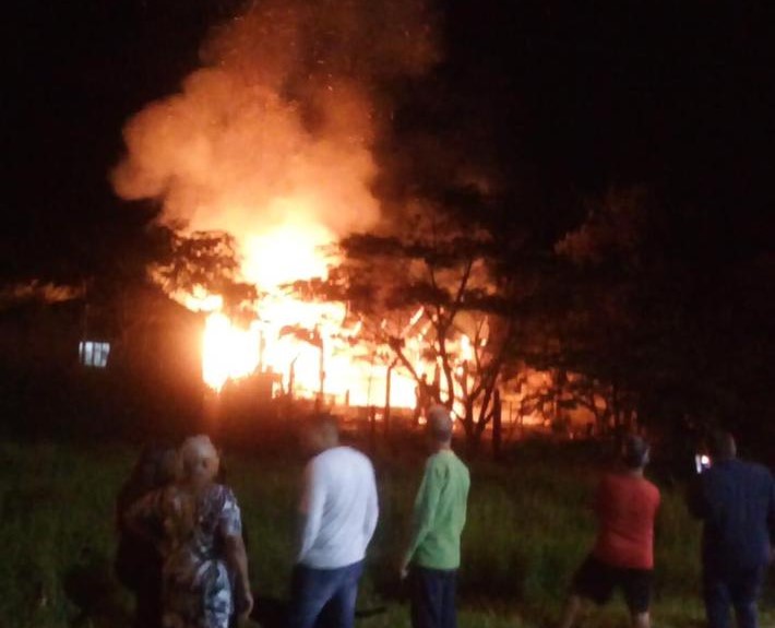 Incêndio aconteceu na noite de domingo, no Ervino, em São Francisco do Sul – Foto: Thiago Cardoso/Cardoso Notícias