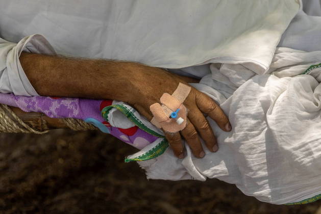 Somente nas &uacute;ltimas 24 horas, mais de 4,3 mil mortes foram registradas na &Iacute;ndia. – Foto: Sajjad Hussain/AFP