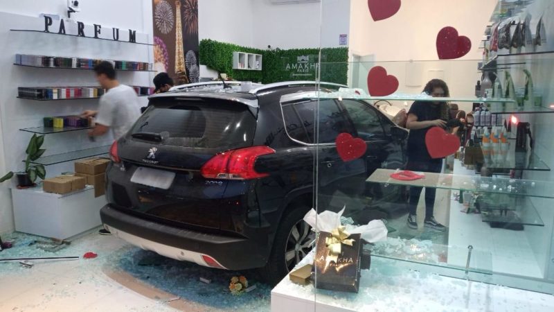 Homem que invadiu sal&atilde;o de beleza com carro continua preso por tentativa de feminic&iacute;dio – Foto: Jader Liberal/NDTV
