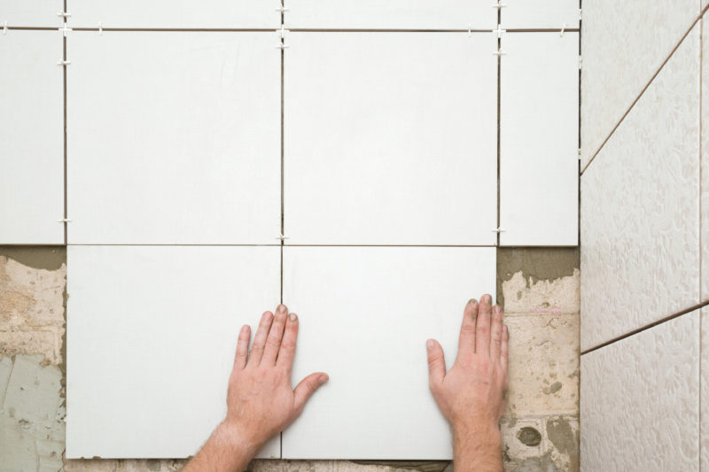 Remover um piso por completo para poder aplicar um piso novo costuma ser trabalhoso e demorado. &#8211; Foto: Divulgação