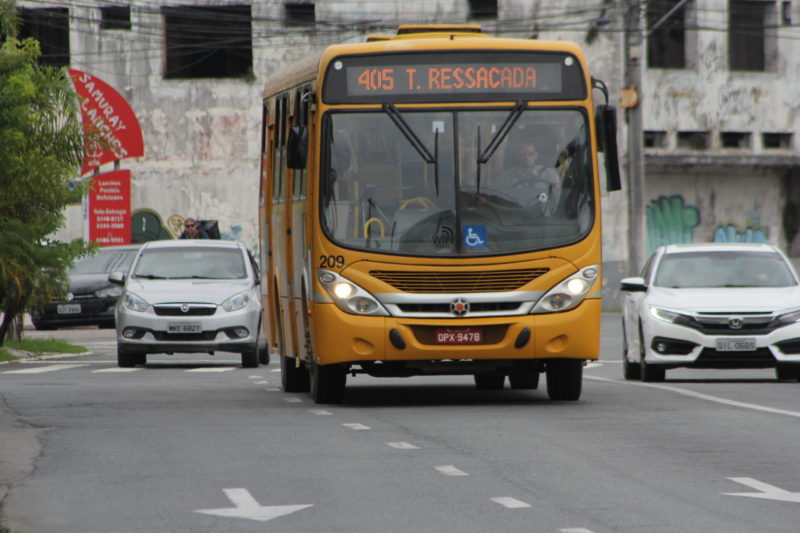 Imagem mostra ônibus em Itajaí. Há risco de paralisação por falta de pagamento