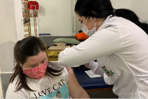 Alunos da APAE com s&iacute;ndrome de Down j&aacute; come&ccedil;aram a ser vacinados contra Covid-19 – Foto: Prefeitura de Itapema/Divulga&ccedil;&atilde;o