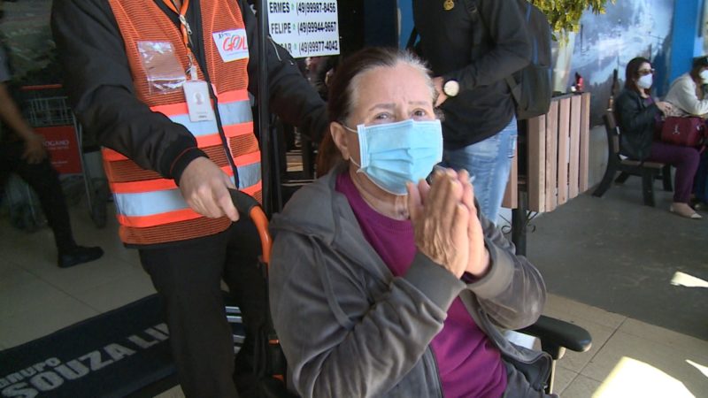 Ivanir Terezinha de Almeida, de 70 anos, chegou a Chapecó no último sábado (1º) – Foto: Reprodução NDTV