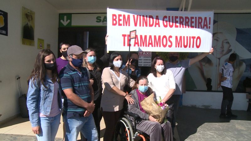 Familiares recepcionaram Ivanir no aeroporto Serafim Enoss Bertaso – Foto: Reprodução NDTV