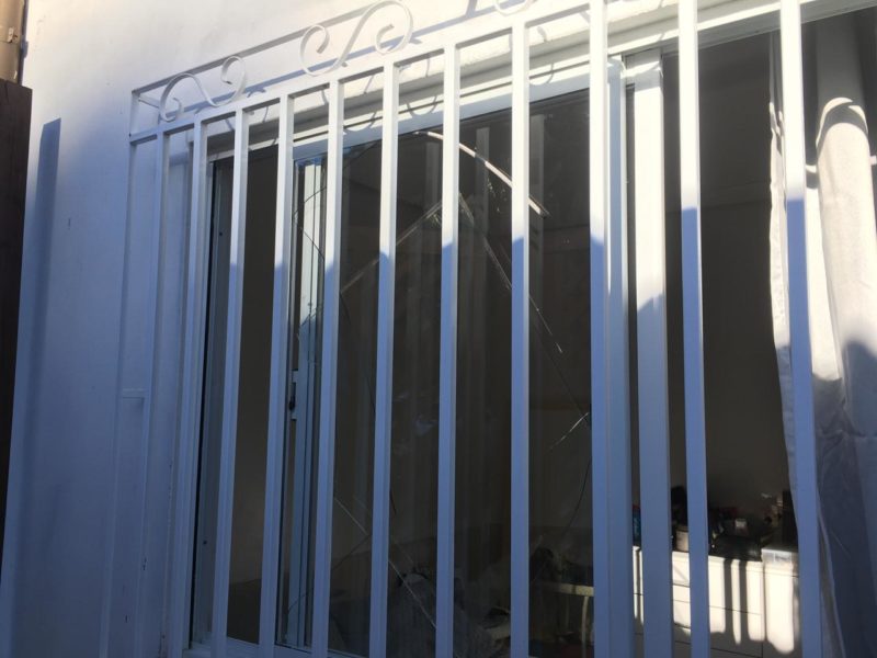 Janela quebrou em casa a 250 metros de dist&acirc;ncia do pr&eacute;dio que explodiu, em Jurer&ecirc; – Foto: Lorenzo Dornelles/ND