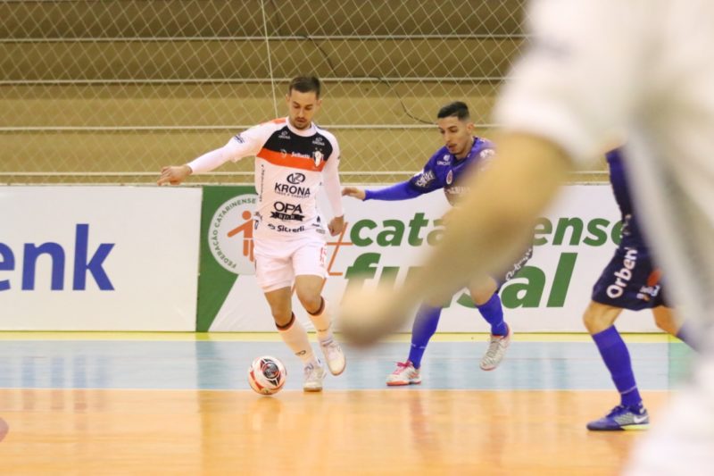 Com o resultado, o Tricolor precisa vencer no Centreventos para forçar a prorrogação no jogo de volta – Foto: Juliano Schmidt/JEC/Krona/Divulgação/ND
