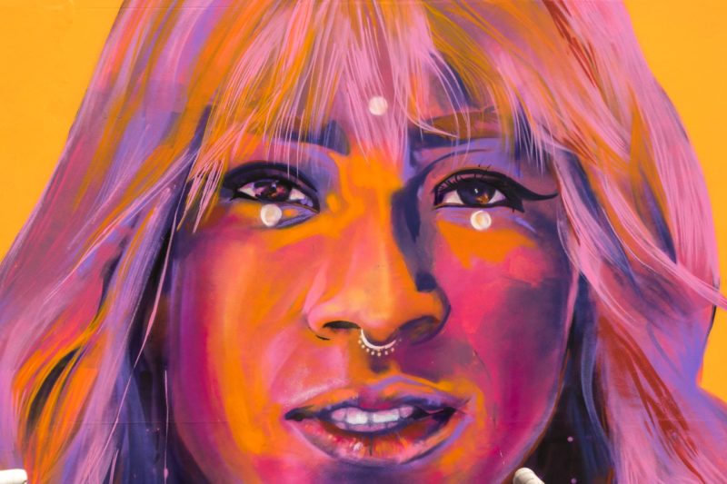 Quem é Jehnny Glow, trans retratada em mural de Florianópolis e que sonha em 'ser grande'
