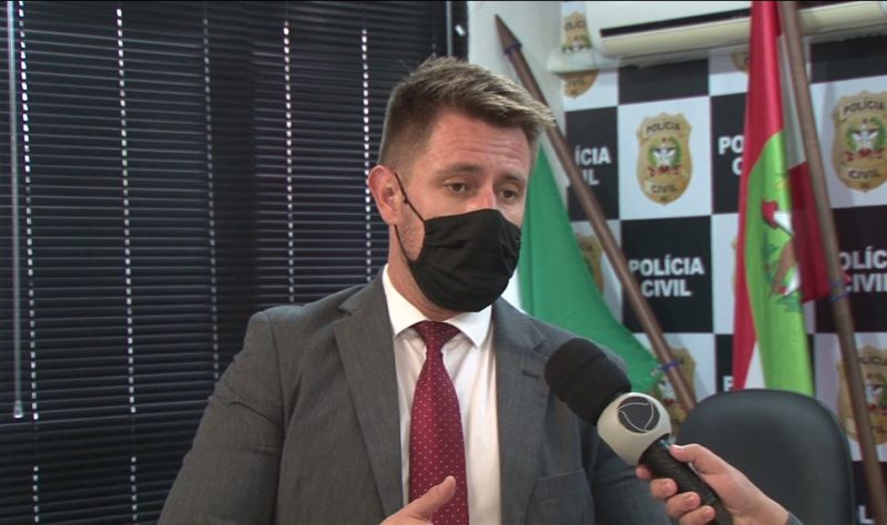 Delegado Jerônimo Marçal Ferreira deu detalhes sobre a coleção de facas do pai de Fabiano – Foto: Reprodução NDTV