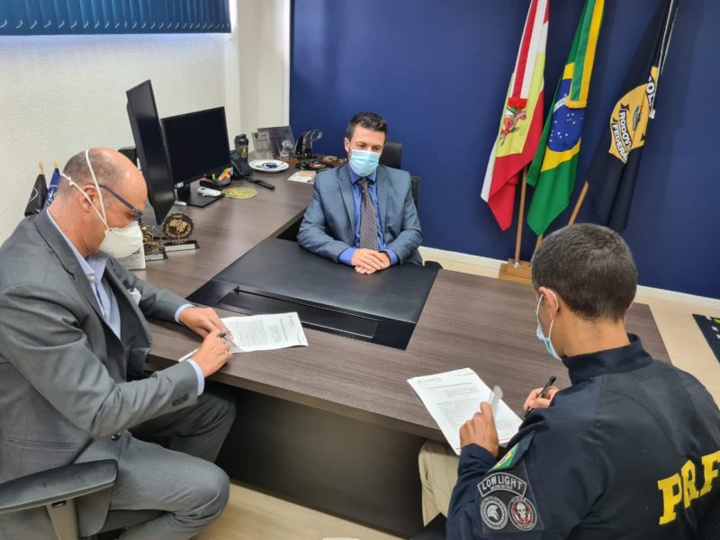 A parceria, que tem validade de 60 meses e pode ser prorrogada por igual per&iacute;odo, foi formalizada pelo superintendente executivo da PRF em SC, Wilmen Silva Vieira; e pelo presidente do Sapiens Parque, Daniel Leipnitz. – Foto: Divulga&ccedil;&atilde;o/ND