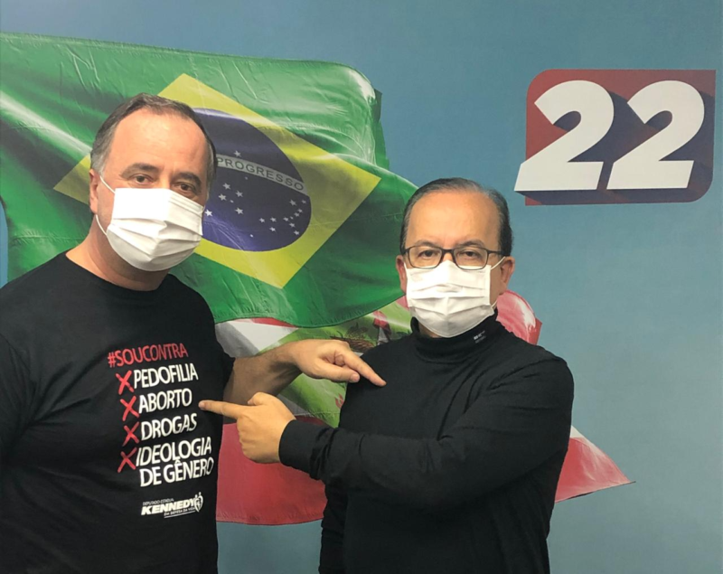 Deputado Kennedy Nunes e o senador Jorginho Mello se encontraram nesta segunda-feira – Foto divulgaçãoO plano alinhavado em âmbito nacional projeto no qual Kennedy está inserido, é uma chapa em Santa Catarina apoiada pelo presidente Jair Bolsonaro. Atualmente, a liderança mais próxima do presidente e que busca o carimbo oficial de Bolsonaro é o senador Jorginho Mello.O deputado conversou com o senador para confirmar a parceira. O PTB é dos partidos mais alinhados com Jair Bolsonaro assim como o próprio PL. Na esfera federal o PTB conta com a força de Roberto Jefferson, aliado importante do presidente da república.