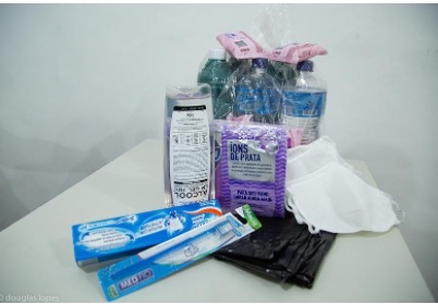 Kits de higiene e saúde são entregues a moradores da comunidade – Foto: Fiocruz/Divulgação ND