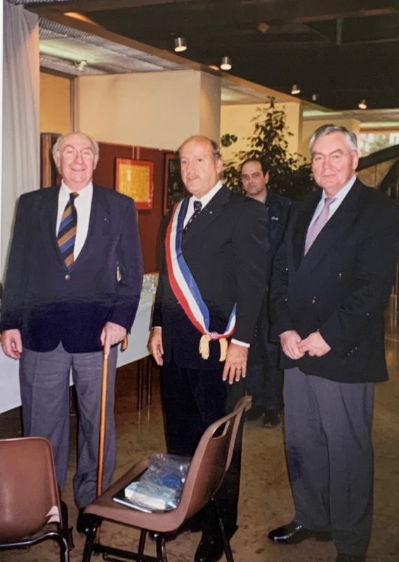 Prefeito de Joinville, em abril de 2001, Luiz Henrique vendia SC. Aqui, homenageado pelas autoridades francesas – Foto: Moacir Pereira