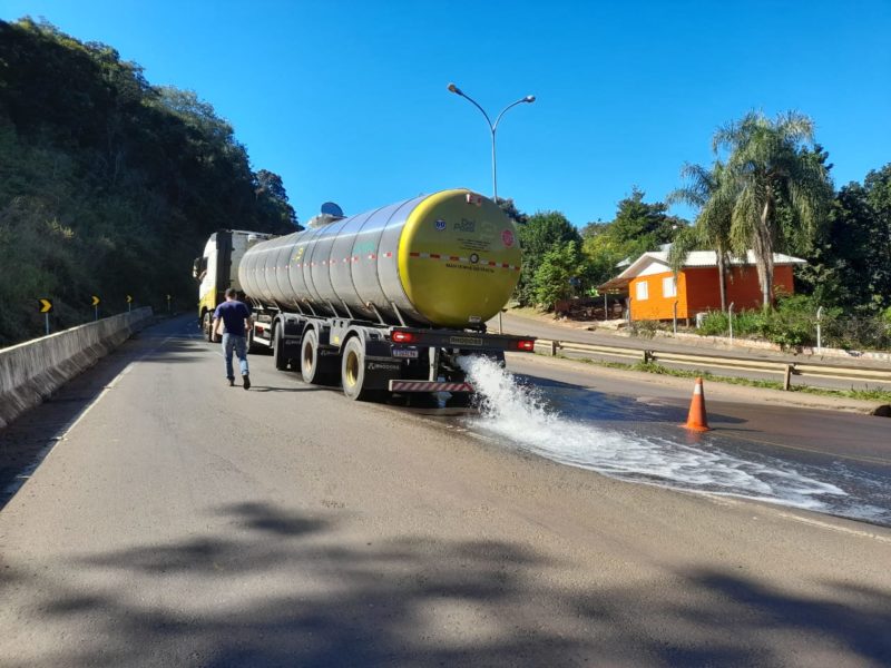 Limpeza na SC-480, na cabeceira da ponte que liga SC e RS, foi realizada na tarde de s&aacute;bado (8) – Foto: Prefeitura de Chapec&oacute;/Divulga&ccedil;&atilde;o ND