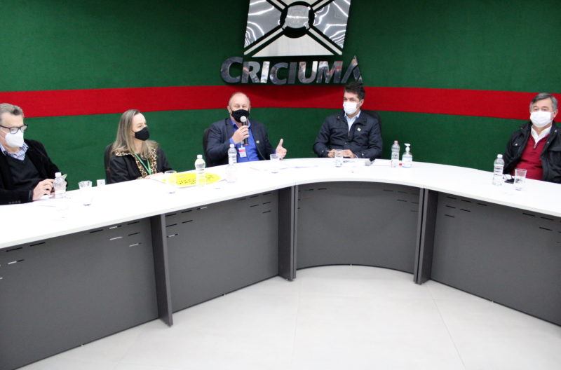 Secret&aacute;rios de Educa&ccedil;&atilde;o e Sa&uacute;de, Miri Dagostim e Ac&eacute;lio Casagrande, participaram da live juntamente com o prefeito Cl&eacute;sio Salvaro – Foto: Jhulian Pereira/Decom/PMC/ND