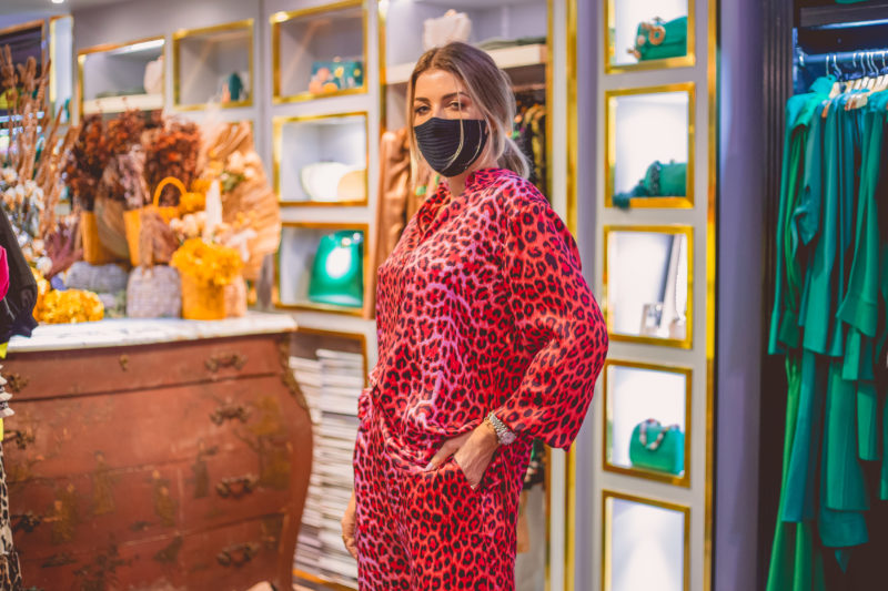Conjunto Lolu em animal print. O look é todo em seda pura, estilo pijaminha e também da linha Comfy. Segue a tendência animal print da estação e é perfeito para encarar um dia todo no home office. – Foto: Isis Lacombe/ND