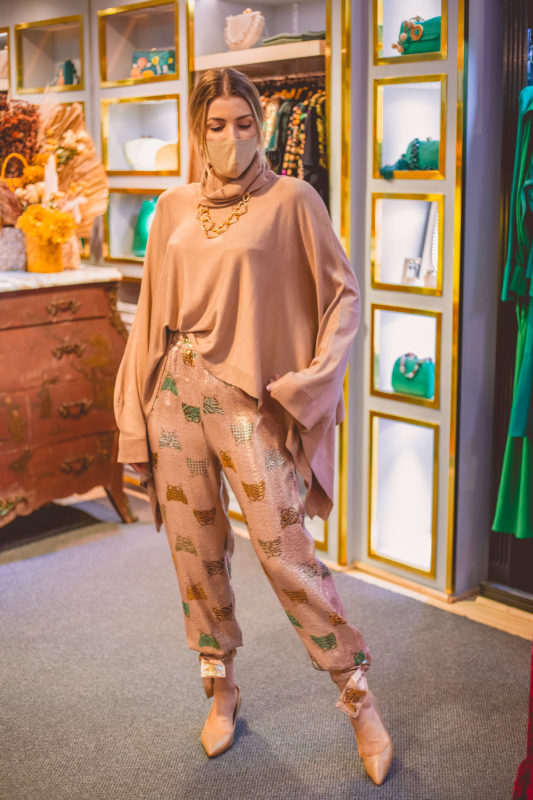 Blusa Viviane Furrier e calça Eva. A calça com brilho também é da linha Comfy, estilosa, com brilho, mas ainda confortável, como pede a tendência atual. Tida dá dicas para deixar o look ainda mais glamoroso. “A bolsa certad eixa a composição mais festiva, para um evento durante o dia, por exemplo. Para sair à noite também basta adicionar alguns acessórios ou misturar padronagens que se complementam, com o mesmo brilho. Outra opçã otambém é usar um casaco de couro por cima”, explica – Foto: Isis Lacombe/ND