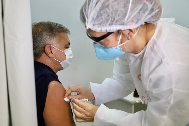 Gean Loureiro &eacute; vacinado contra Covid-19 nesta sexta-feira (14) – Foto: PMF/Divulga&ccedil;&atilde;o/ND