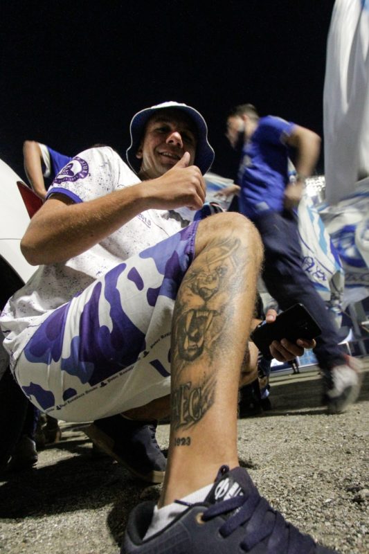 O avaiano Luan Luiz exibe sua tatoo com o mascote do Avaí