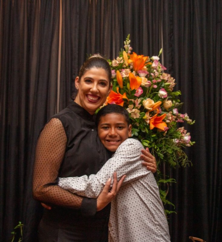 O amor pelo filho Willian, 12, transparece na voz da professora e rela&ccedil;&otilde;es p&uacute;blicas Luana Fernandes Alves – Foto: Arquivo pessoal/ND
