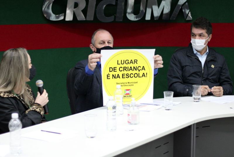 Secretário Municipal de Educação, Miri Dagostin, mandou confeccionar adesivos para chamar alunos às salas de aula. – Foto: Secom/PM Criciúma.