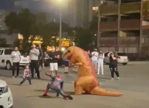 Luta inusitada foi flagrada na noite de domingo (16), em Joinville – Foto: Reprodu&ccedil;&atilde;o/ND