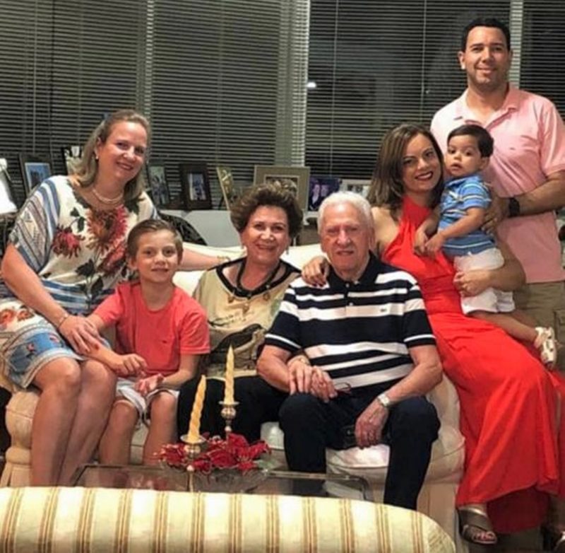 Maria Beatriz e Nelson entre Maria Fernanda (&agrave; esq.), com o filho, Lu&iacute;s Guilherme, e Maria Eduarda, com o filho, Carlos Eduardo, e o marido, Carlos Alexandre Rossi de Oliveira, no Natal de 2018 – Foto: Divulga&ccedil;&atilde;o/ND