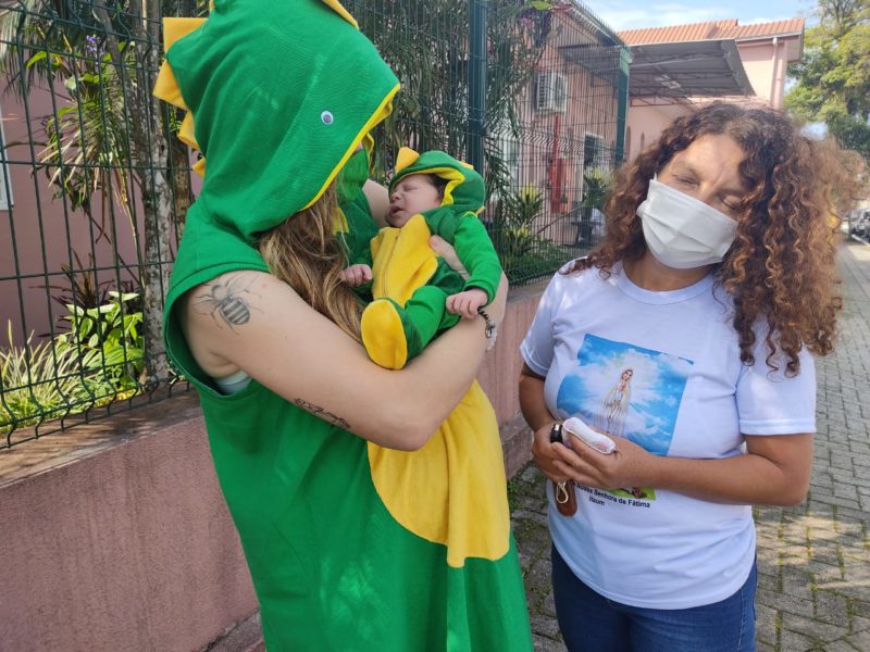 Mãe de Kerline foi quem costurou a fantasia – Foto: Dani Lando/NDTV