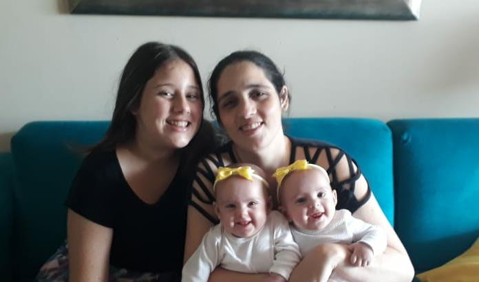 A funcionário pública, Ana Beatriz Leal de Mello, 38 anos, com as gêmeas Helena e Liz, e Sofia, de 11 anos – Foto: Arquivo pessoal/ND
