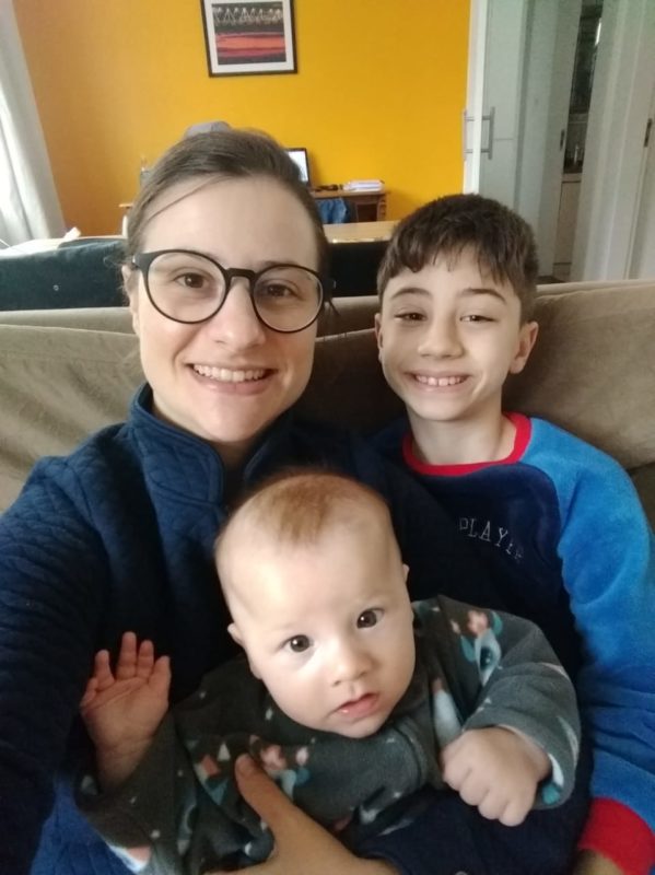 Adriana Sartori, de 33 anos, com Luke, de 4 meses, e Gael, de 8 anos – Foto: Arquivo pessoal