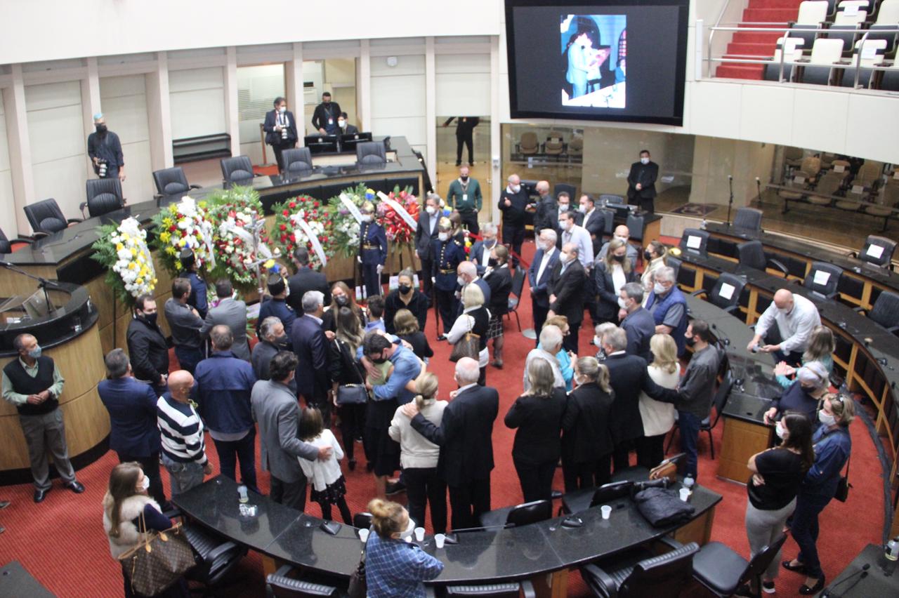 Líderes despedemse de Casildo Maldaner em ato na Assembléia Legislativa